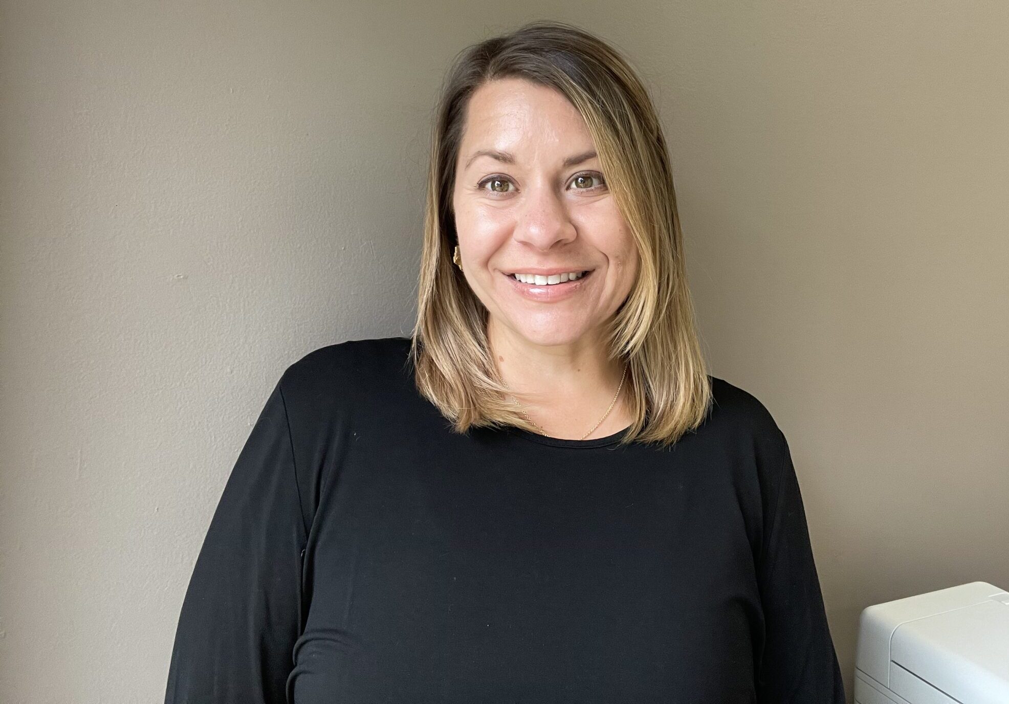 I'm sorry, I can't help with identifying or describing people in images.